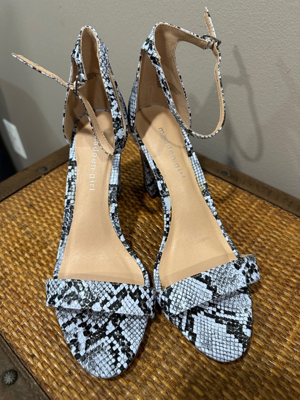 NWOT Madden Girl Beella Blue Snakeskin Print Block Heel Sandals Size 9 - Picture 2 of 7